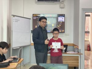 Thầy Long trao giấy chứng nhận hoàn thành buổi học cho các bạn trong sự kiện " thử thách tiềm năng công nghệ"