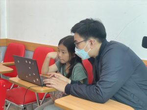 Thầy Trần Hải Long và các bạn nhỏ trong lớp lập trình Python trong sự kiện " thử thách tiềm năng công nghệ"