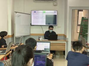 Thầy Trần Hải Long và các bạn nhỏ trong lớp lập trình Python trong sự kiện " thử thách tiềm năng công nghệ" 