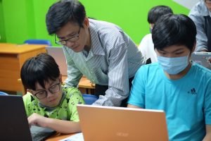 Hình ảnh thầy Phát Tài đang hướng dẫn học viên tại lớp trải nghiệm lập trình Python - FAS Hồ Chí Minh