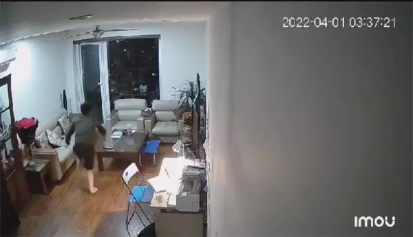 Camera ghi lại khoảnh khắc bé trai nhảy lầu
